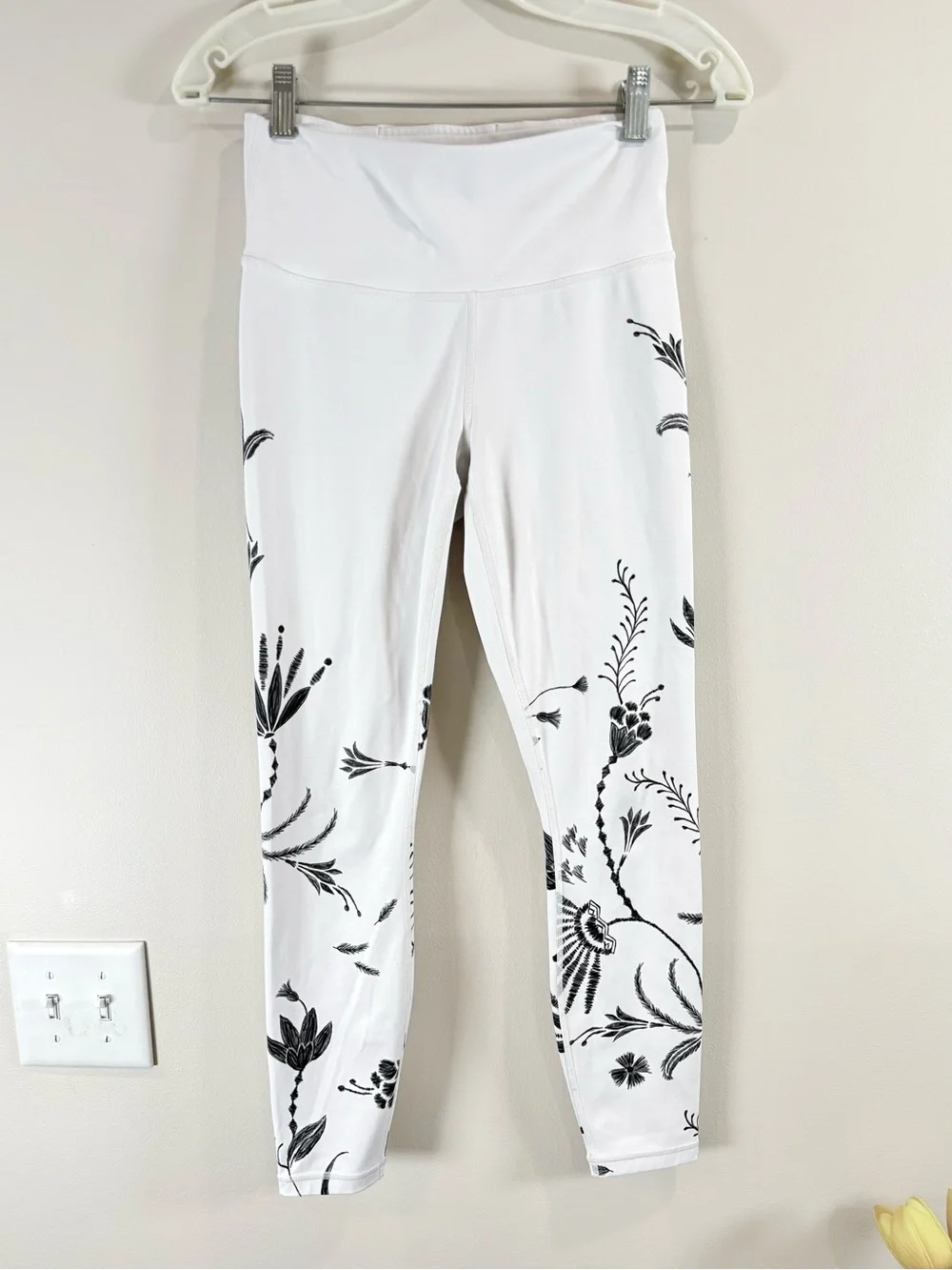 🔥Athleta Women’s White High-Waist Leggings with Black Floral Print Size XS EC🔥